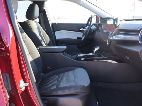 Used 2025 Chevrolet Trax LT w/ LT Convenience Package image 13