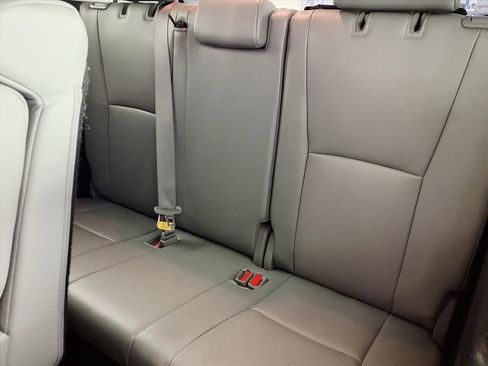 Used 2021 Toyota Highlander XLE image 12