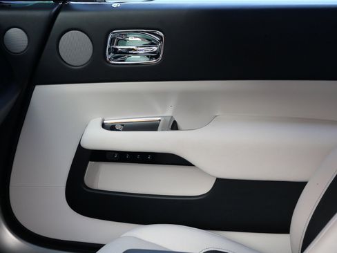 Used 2017 Rolls-Royce Wraith image 11