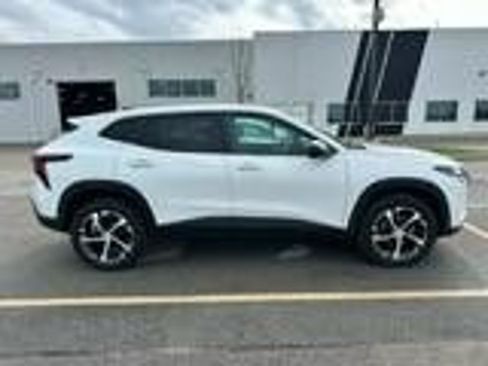 Used 2024 Chevrolet Trax RS w/ Driver Confidence Package FWD image 2