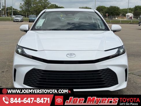 Used 2025 Toyota Camry LE image 3