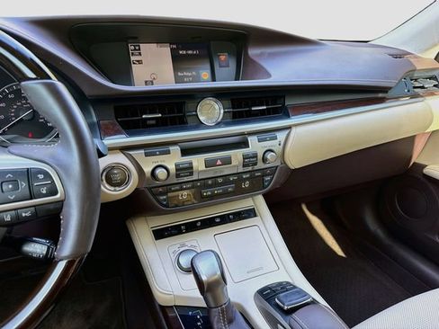 Used 2017 Lexus ES 350 w/ Ultra Luxury Package FWD image 27