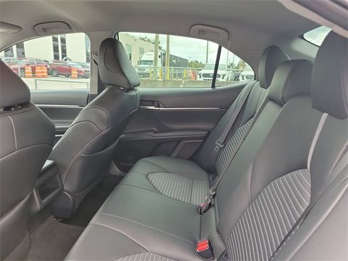 Used 2023 Toyota Camry SE image 6
