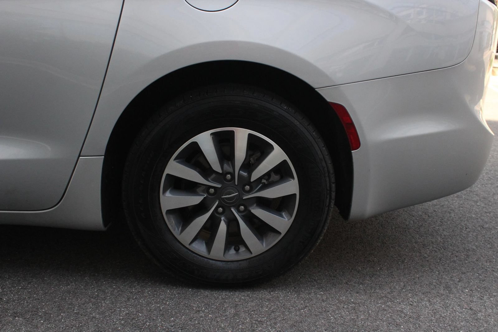 Used 2023 Chrysler Pacifica Touring-L FWD image 10