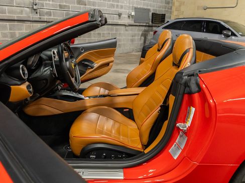 Used 2015 Ferrari California T RWD image 36