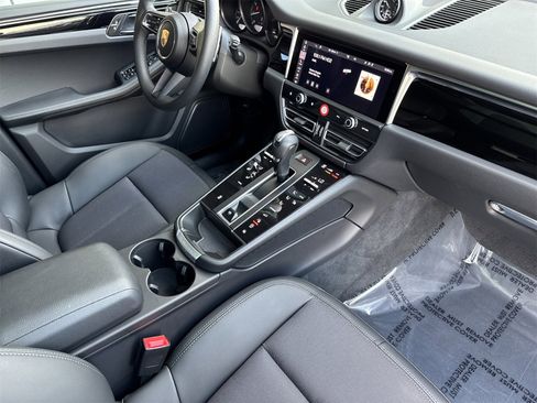 Used 2025 Porsche Macan image 18