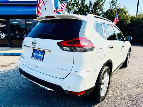 Used 2020 Nissan Rogue SV image 3