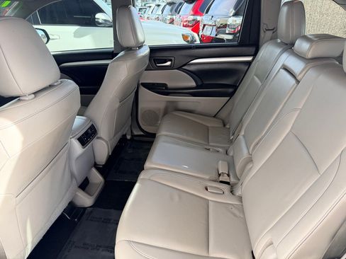 Used 2019 Toyota Highlander XLE image 17