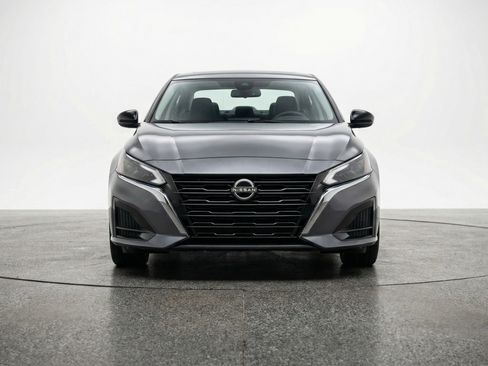 Used 2025 Nissan Altima 2.5 SV FWD image 2