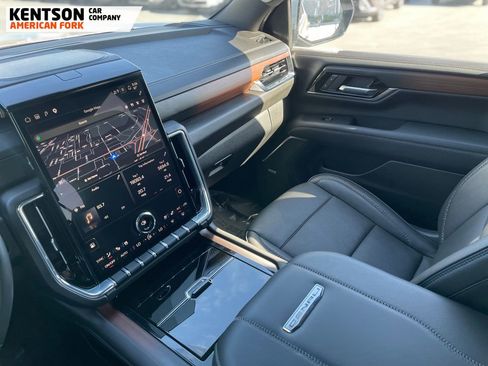 Used 2025 GMC Yukon XL Denali w/ Advanced Technology Package AWD/4WD image 29