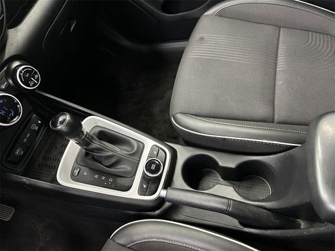 Used 2025 Hyundai Venue Limited image 29