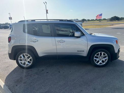 Used 2018 Jeep Renegade Latitude FWD image 6