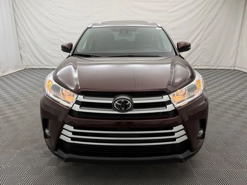 Used 2019 Toyota Highlander XLE AWD/4WD image 3
