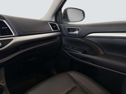 Used 2016 Toyota Highlander XLE image 25