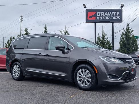 Used 2018 Chrysler Pacifica Touring-L image 5