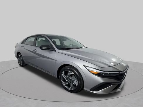 Used 2025 Hyundai Elantra SEL FWD image 2