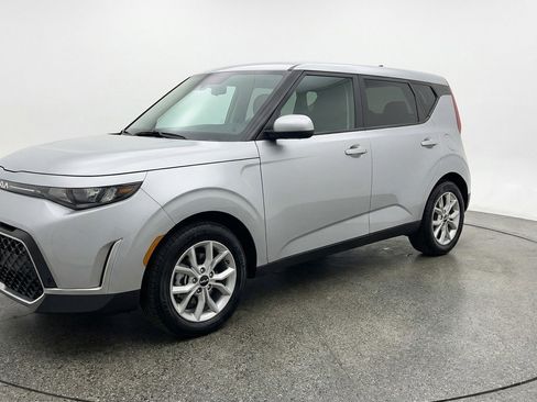 Used 2025 Kia Soul LX w/ LX Technology Package FWD image 3