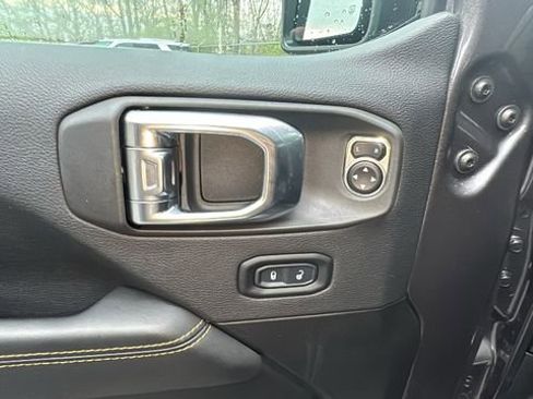 Used 2025 Jeep Wrangler Unlimited Sahara image 12