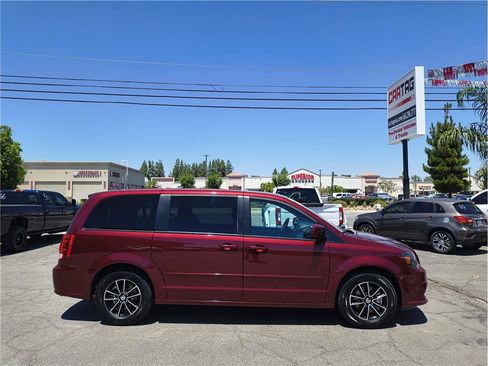 Used 2017 Dodge Grand Caravan SE FWD image 4