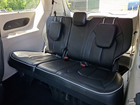 Used 2023 Chrysler Pacifica Limited FWD image 15