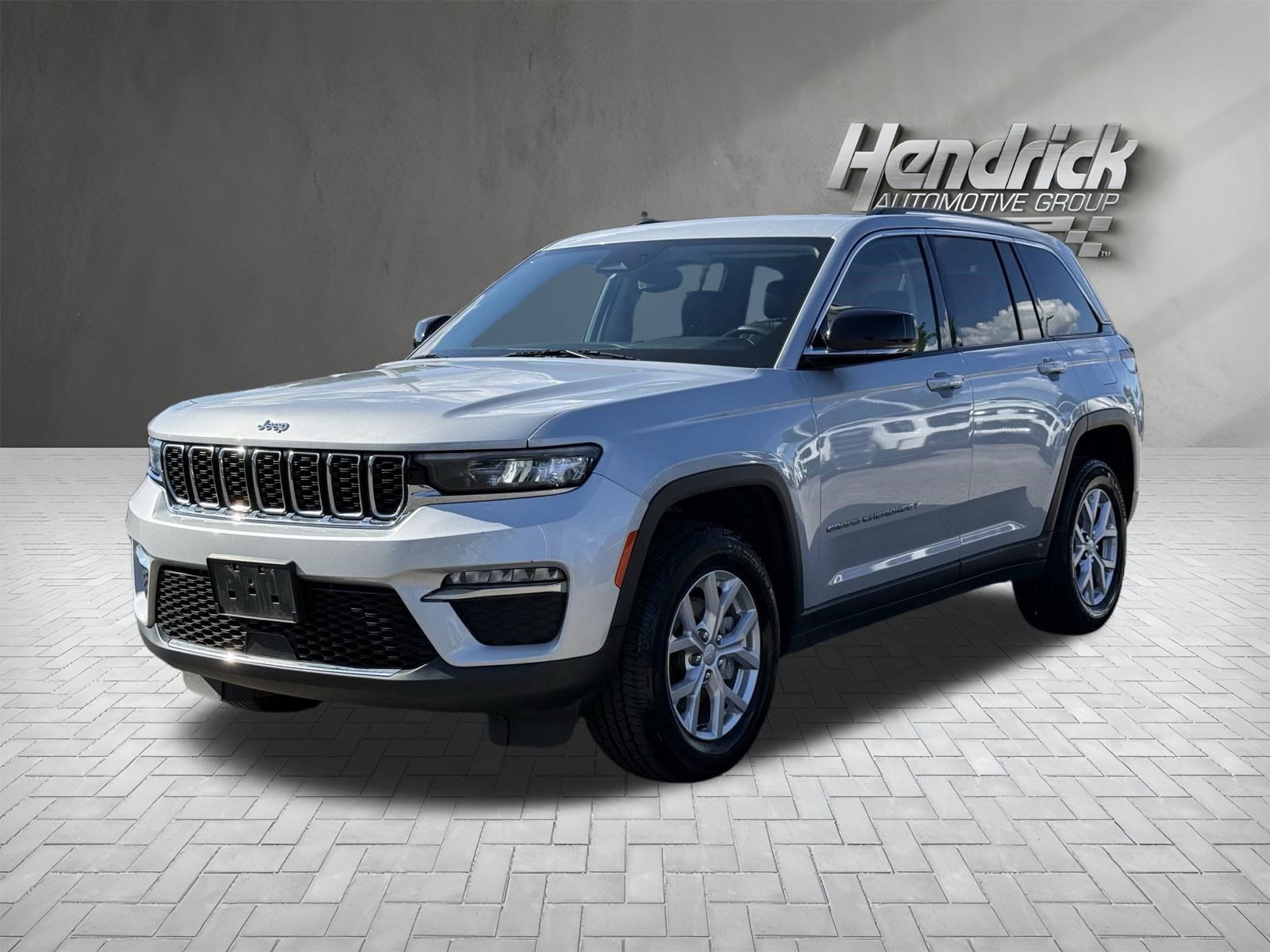 Used 2023 Jeep Grand Cherokee Limited AWD/4WD image 5