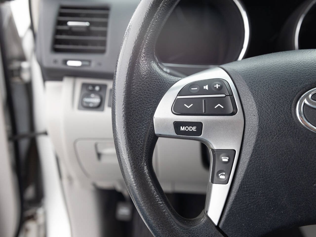 Used 2013 Toyota Highlander FWD w/ Cold Weather Pkg image 35