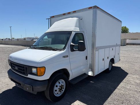 Used 2005 Ford E-350 and Econoline 350 Super Duty RWD image 7