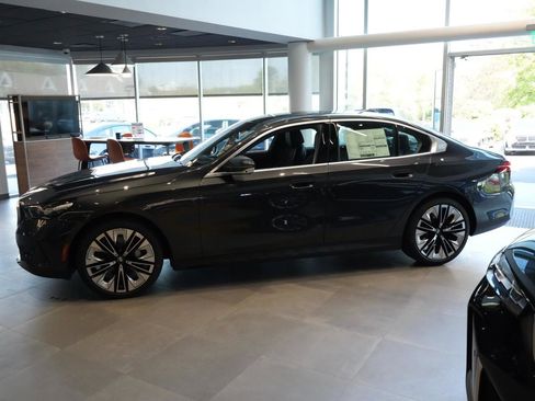 New 2026 BMW 530i xDrive w/ Premium Package AWD/4WD image 14