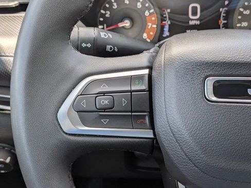 Used 2025 Jeep Compass Latitude w/ Convenience Group AWD/4WD image 26