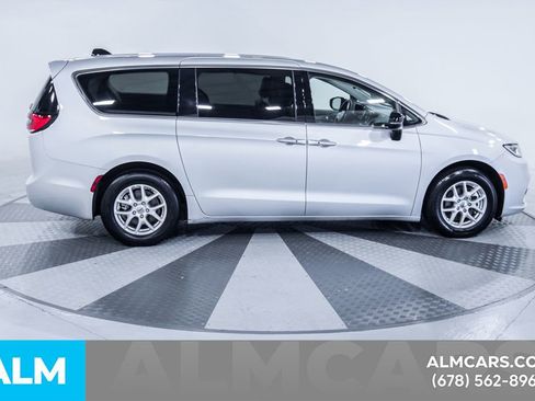 Used 2024 Chrysler Pacifica Touring-L image 11