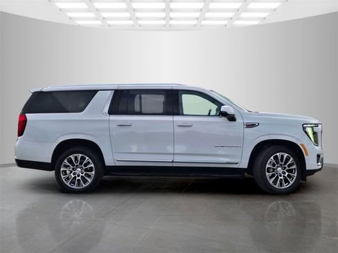 Used 2025 GMC Yukon XL Denali image 3