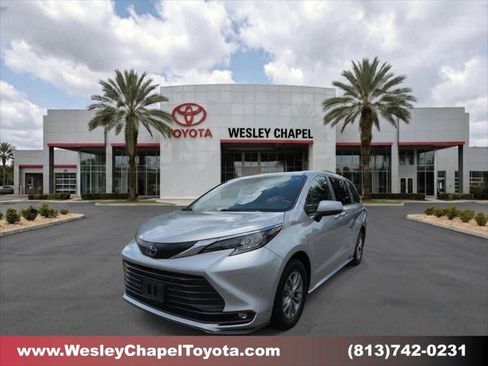 Certified 2025 Toyota Sienna XLE FWD image 1