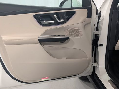Used 2024 Mercedes-Benz GLC 300 4MATIC image 9