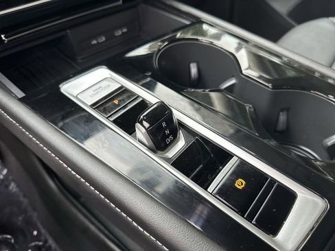 Used 2025 Volkswagen Atlas SE image 23