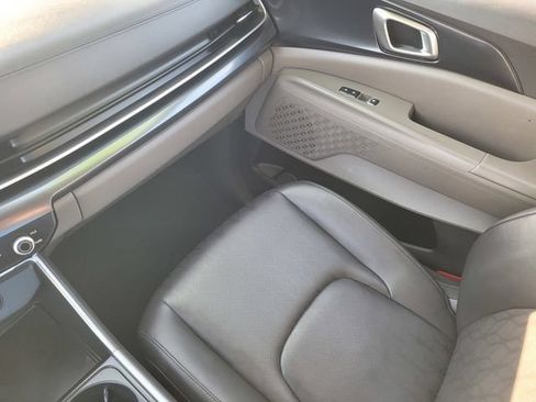Used 2025 Kia Carnival FWD image 10