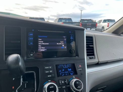 Used 2015 Toyota Sienna L image 50