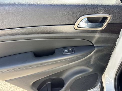 Used 2014 Jeep Grand Cherokee Laredo w/ 18" Wheel & 8.4" Radio Group AWD/4WD image 18