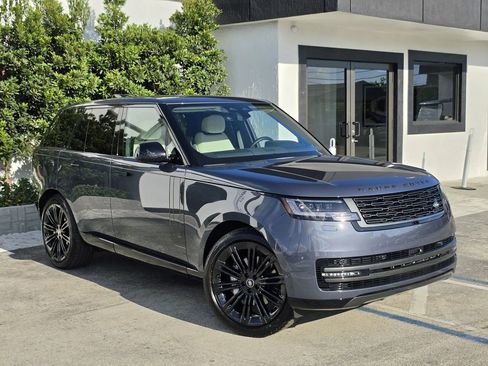 Used 2025 Land Rover Range Rover SE image 2
