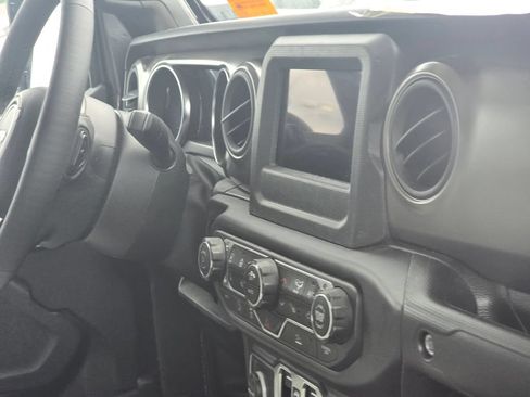 Used 2023 Jeep Gladiator Sport AWD/4WD image 15