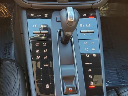 Certified 2024 Porsche Macan image 32