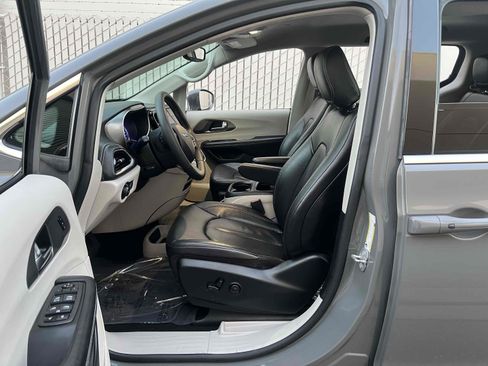 Used 2022 Chrysler Pacifica Touring-L image 4