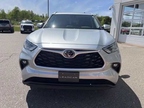 Used 2022 Toyota Highlander XLE AWD/4WD image 7