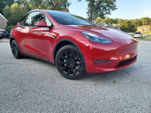 Used 2023 Tesla Model Y AWD image 3