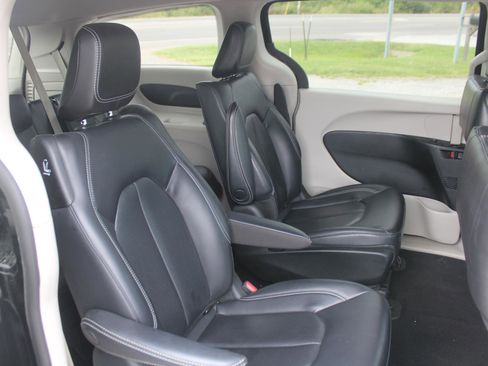 Used 2023 Chrysler Pacifica Touring-L image 19