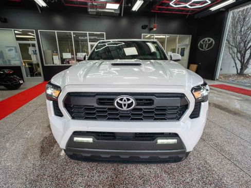 Used 2024 Toyota Tacoma TRD Sport w/ TRD Sport Upgrade Package image 6