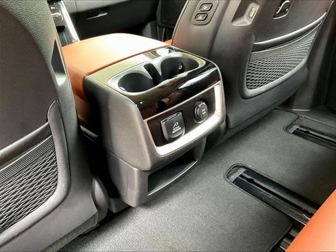 Used 2024 Kia Carnival SX Prestige FWD image 10