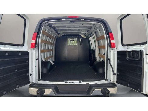 Used 2024 GMC Savana 2500 w/ Driver Convenience Package image 9