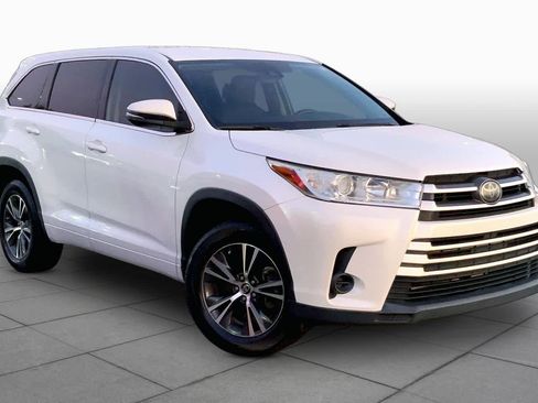 Used 2017 Toyota Highlander LE FWD image 3