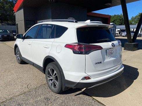 Used 2018 Toyota RAV4 XLE AWD/4WD image 2