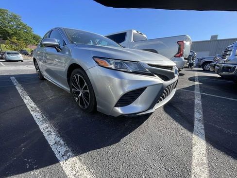 Used 2018 Toyota Camry SE image 1